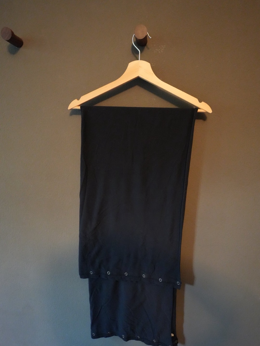 Black Women’s Snap-Detail wrap/scarf